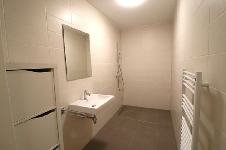 Licht 2-slaapkamerappartement met parkeerplek - Afbeelding 9