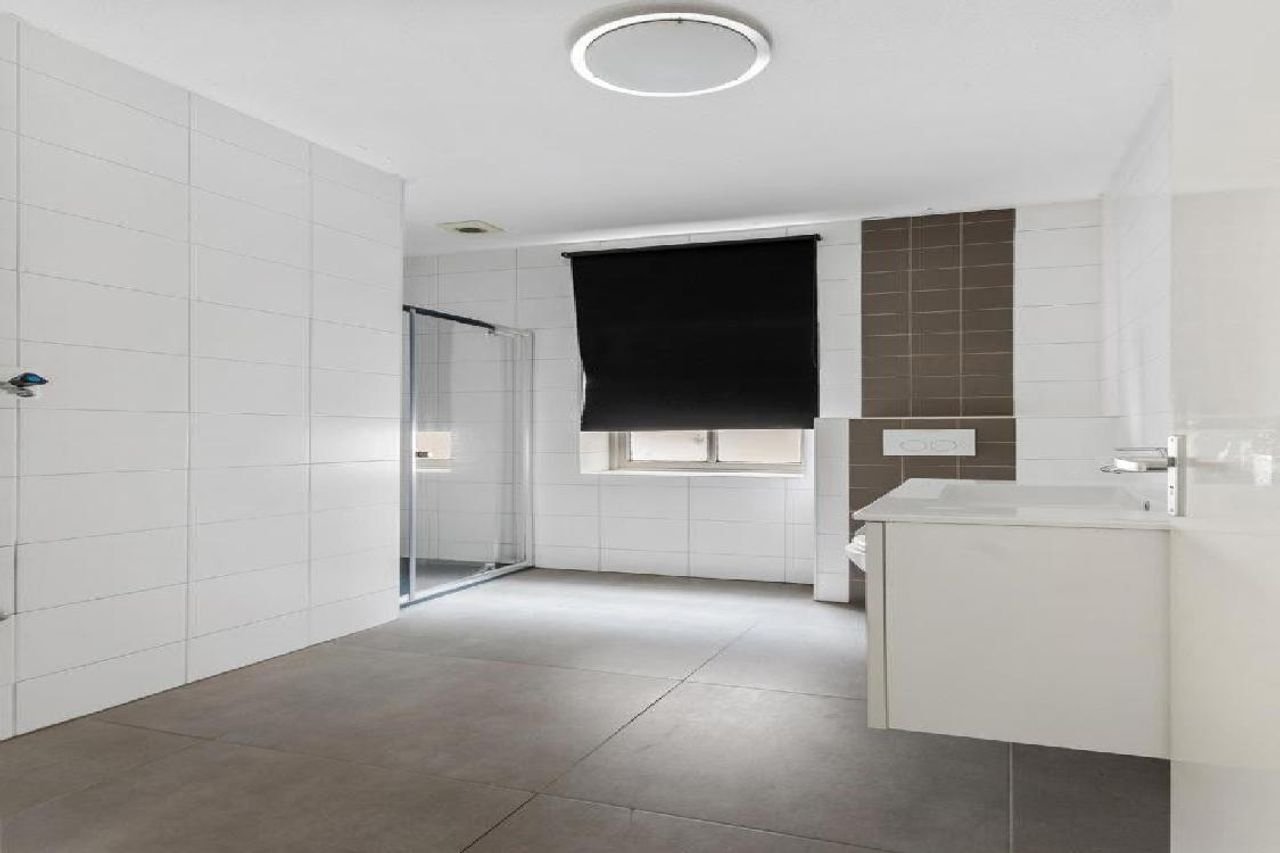 2-Bedroom Apartment on Oosterdiep - Image 6