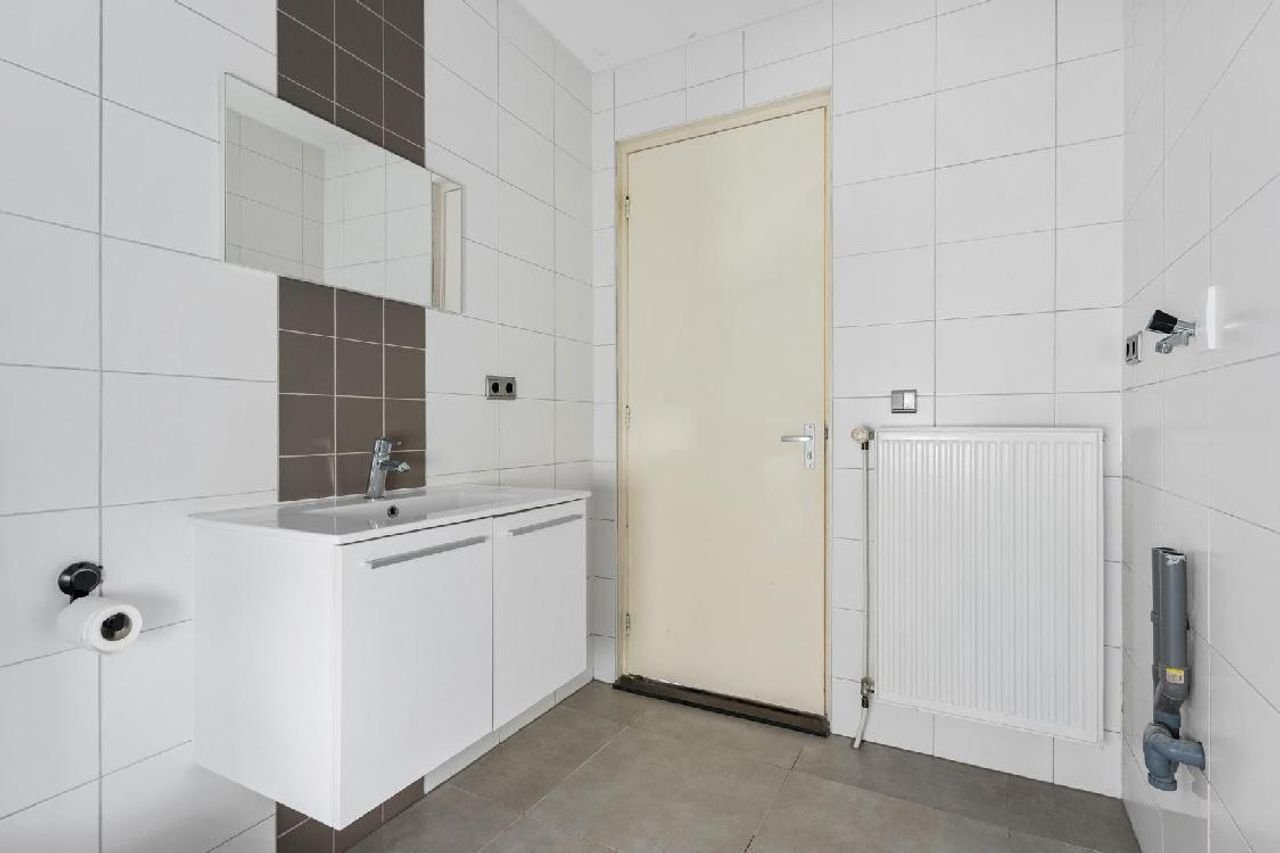 2-Bedroom Apartment on Oosterdiep - Image 4