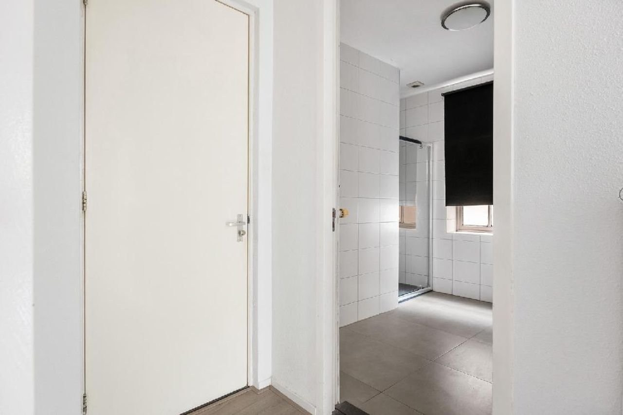2-Bedroom Apartment on Oosterdiep - Image 3