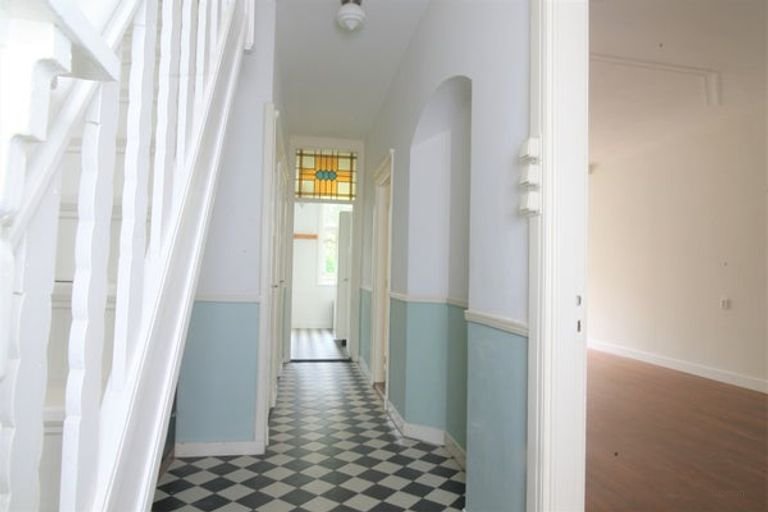 Renovated 4-bedroom family home in Bezuidenhout - Image 4