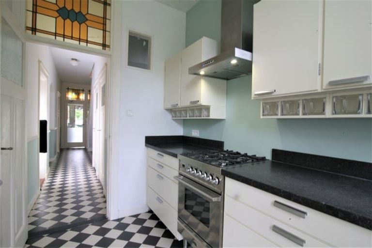 Renovated 4-bedroom family home in Bezuidenhout - Image 15
