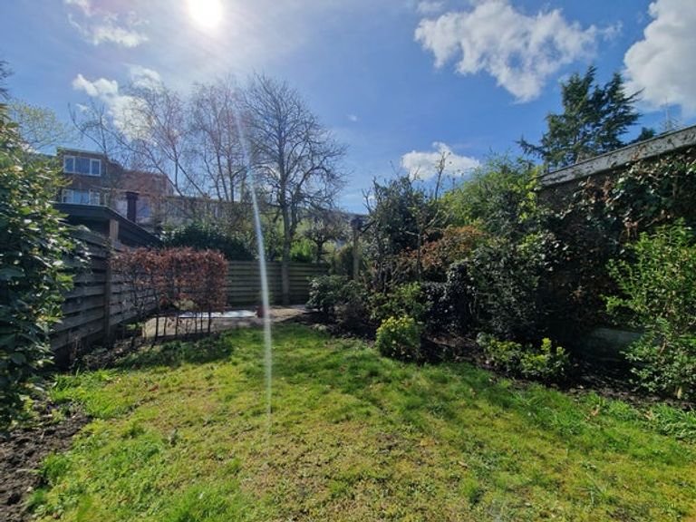 Renovated 4-bedroom family home in Bezuidenhout - Image 7