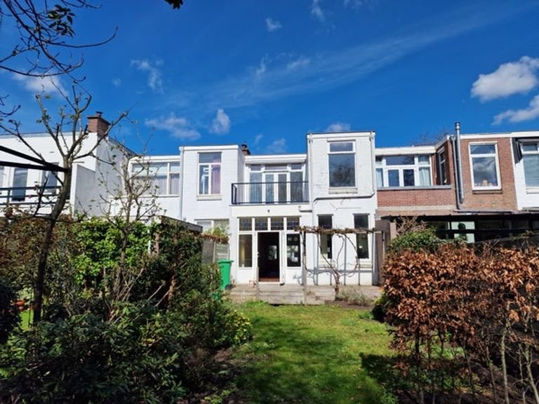 Renovated 4-bedroom family home in Bezuidenhout - Image 3