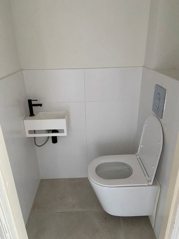 Renovated 4-bedroom family home in Bezuidenhout - Image 19