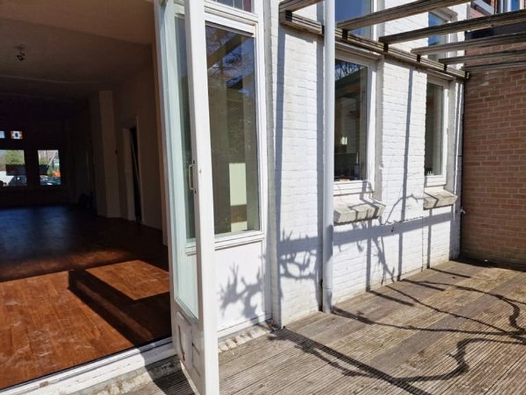 Renovated 4-bedroom family home in Bezuidenhout - Image 10