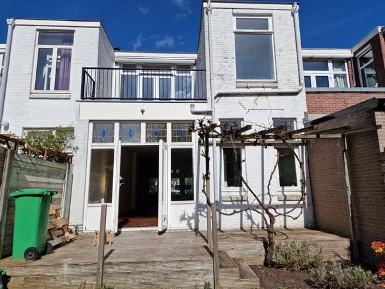 Renovated 4-bedroom family home in Bezuidenhout - Image 9
