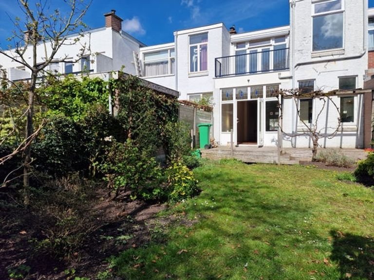 Renovated 4-bedroom family home in Bezuidenhout - Image 8