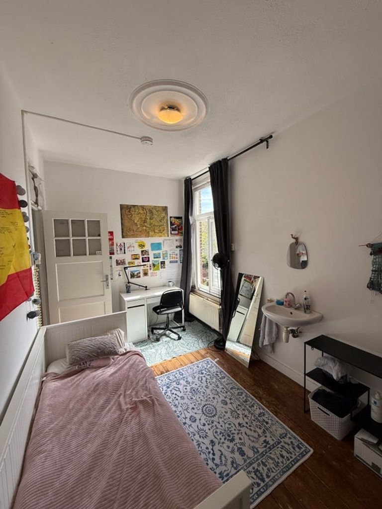 Furnished student room with garden - Image 3