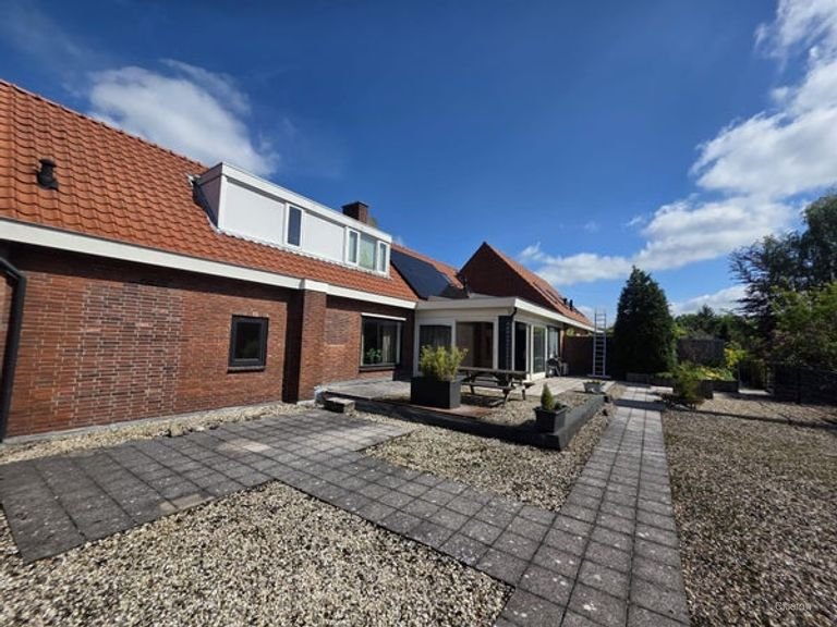 Upper-floor apartment of 155 m² with roof terrace in Enschede - Image 22
