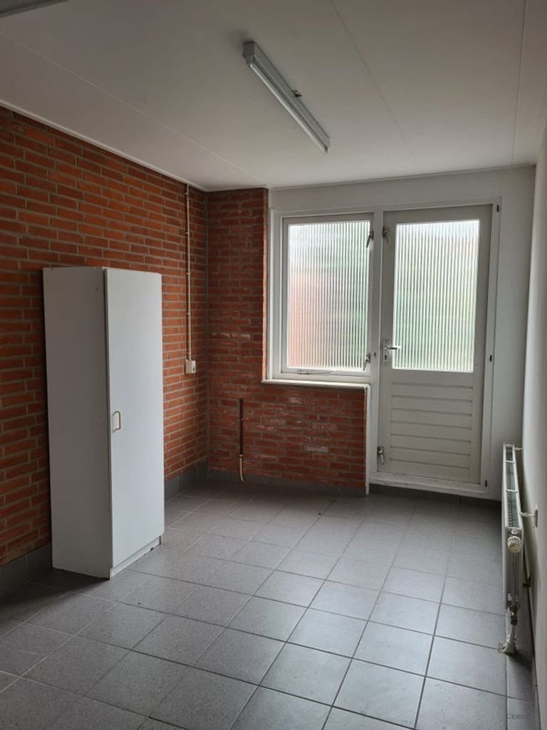 Upper-floor apartment of 155 m² with roof terrace in Enschede - Image 2