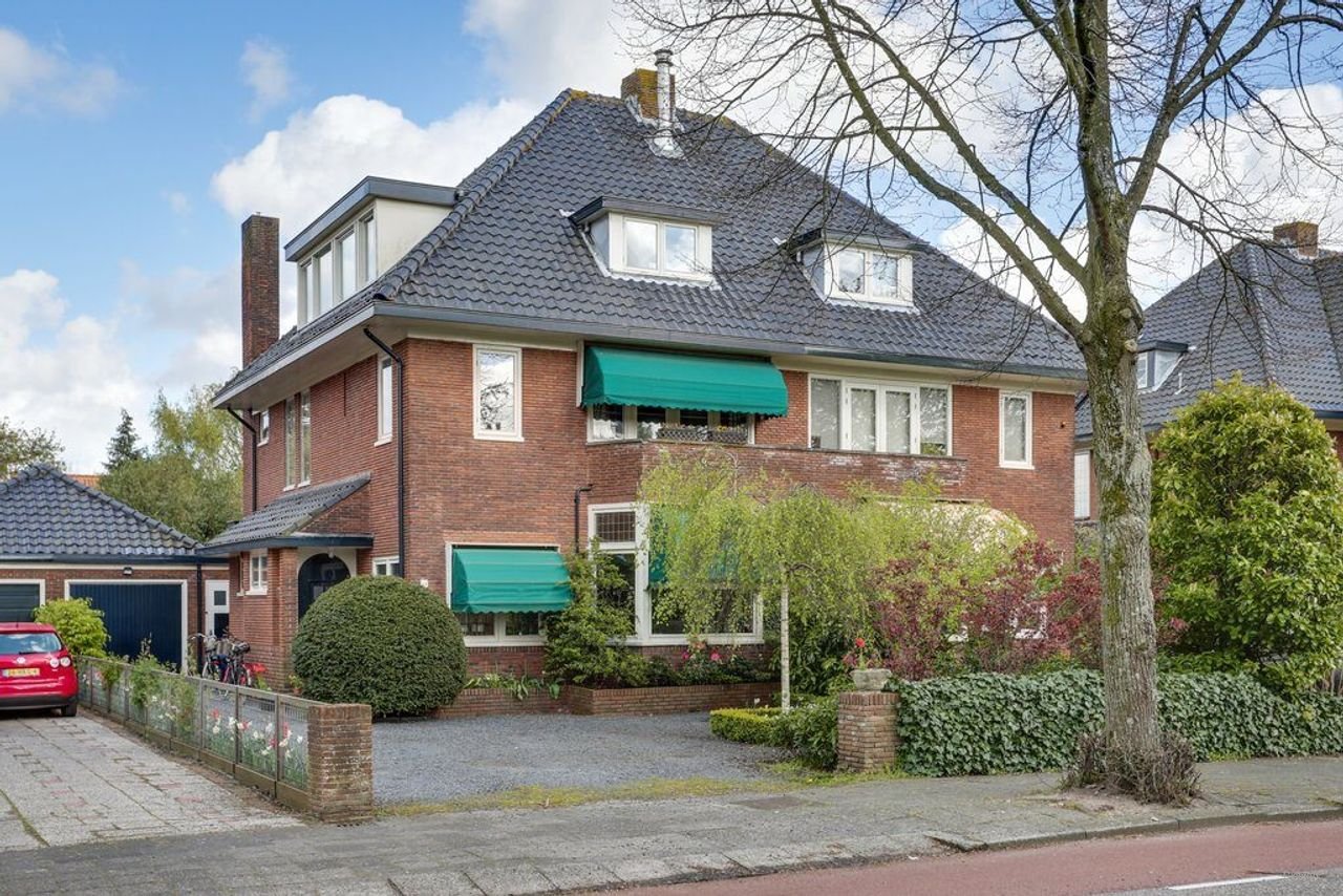 1930s villa with 5 bedrooms and garden - Image 1