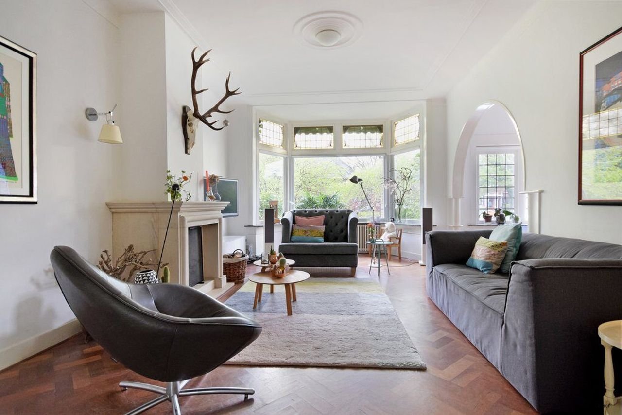 1930s villa with 5 bedrooms and garden - Image 2