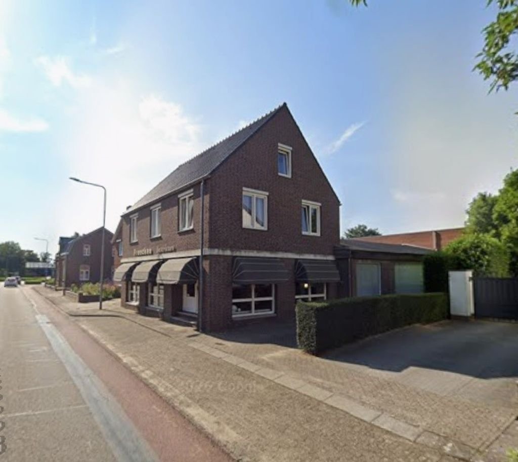 178 m² upstairs apartment with 3 bedrooms - Image 1