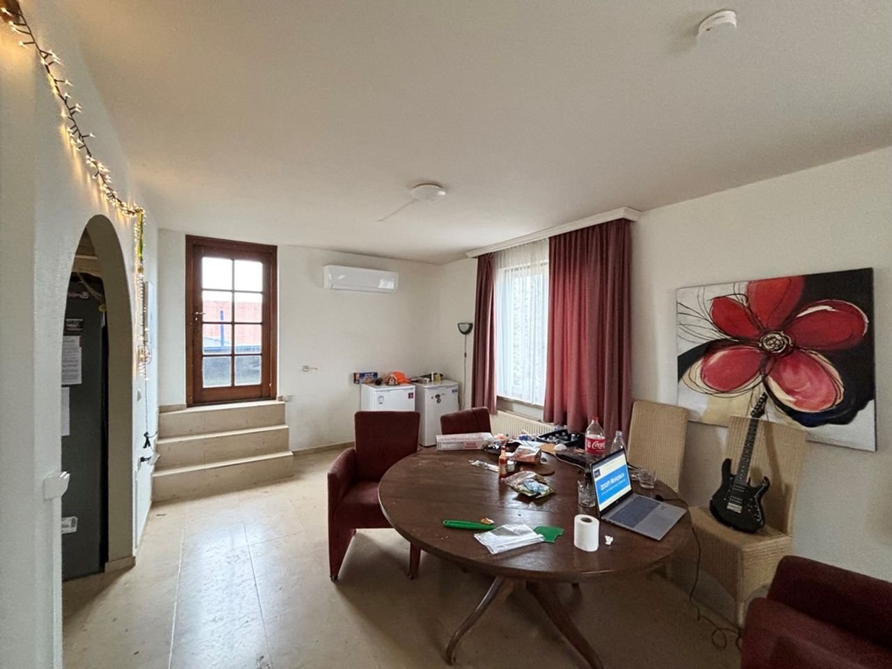 178 m² upstairs apartment with 3 bedrooms - Image 4