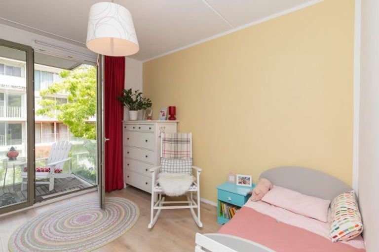 Licht 3-kamerappartement met balkon in Oost - Afbeelding 9