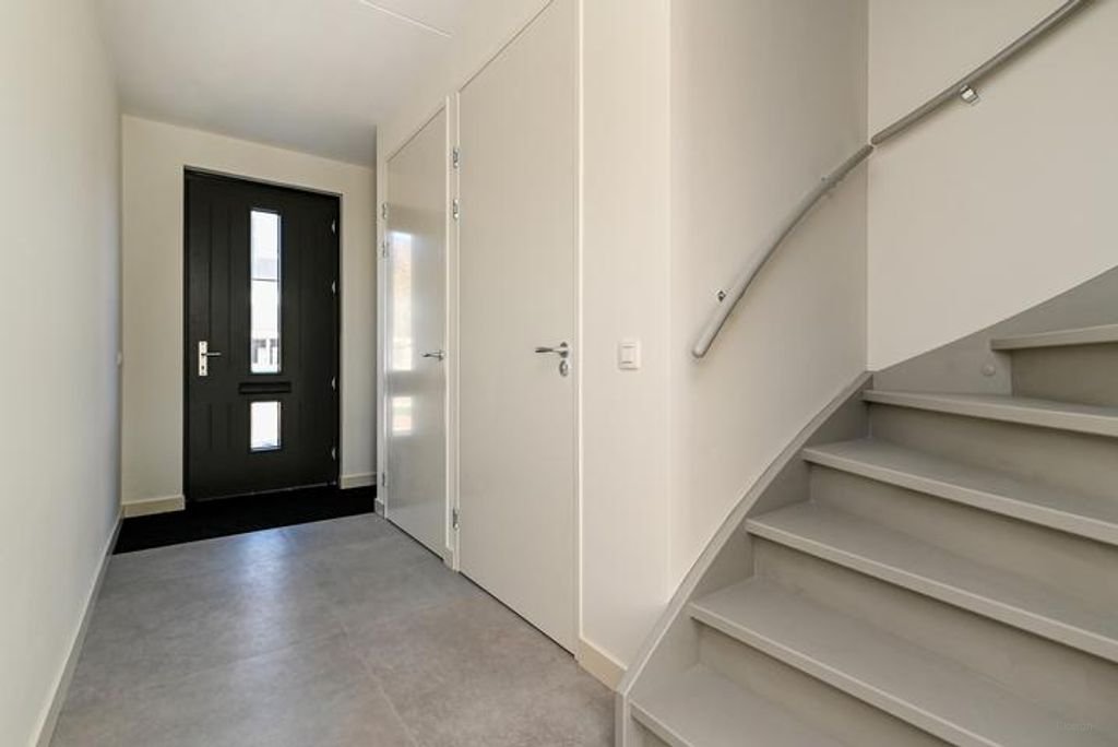 Energy-efficient family home with 4 bedrooms - Image 2