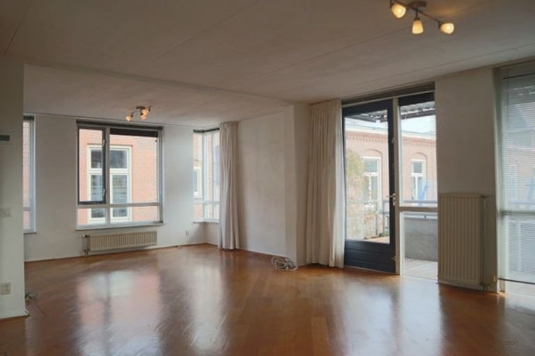 Quiet 2-room apartment with balcony - Image 3