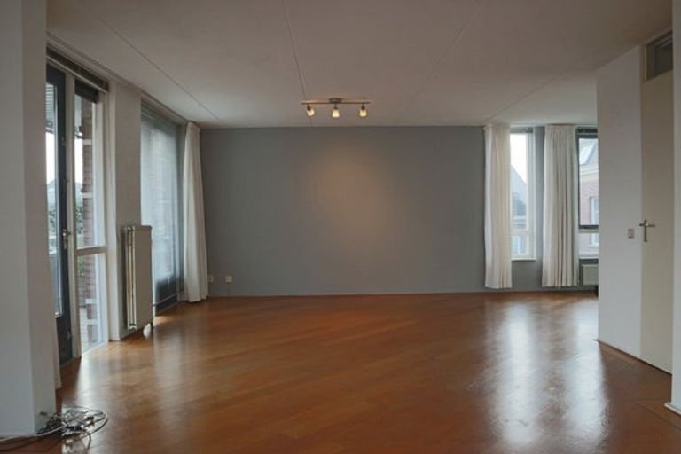 Quiet 2-room apartment with balcony - Image 2