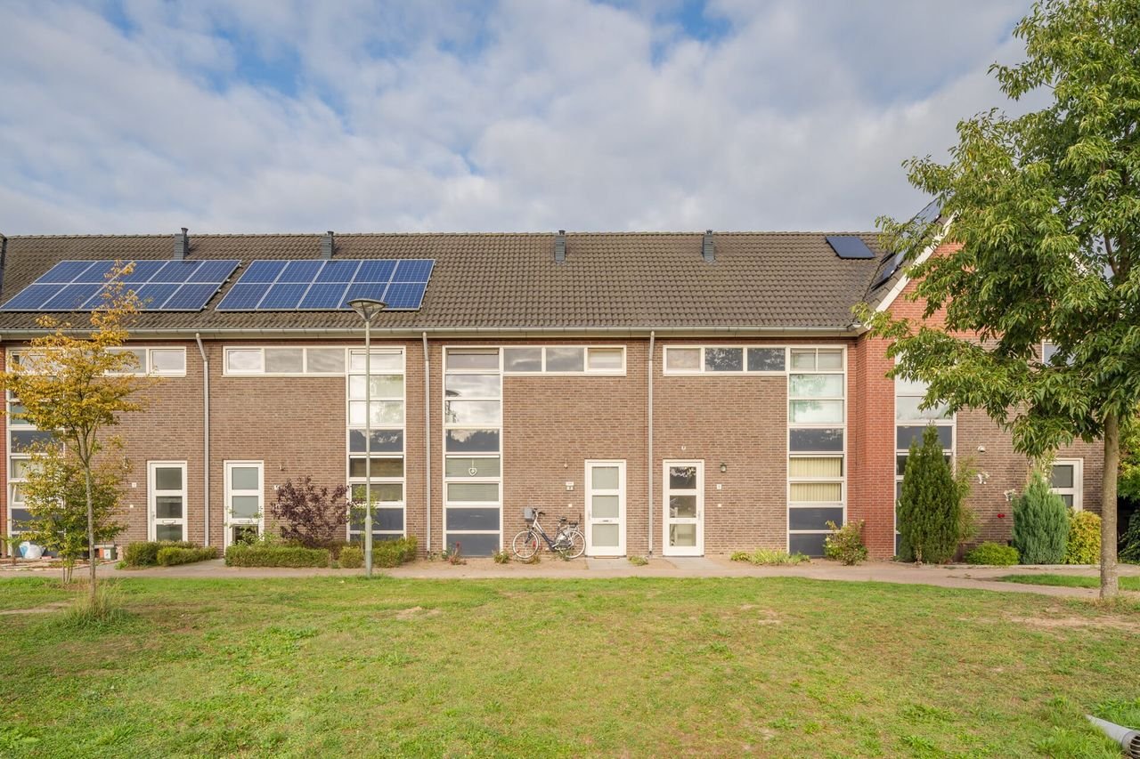 3-bedroom terraced house with garden - Image 1