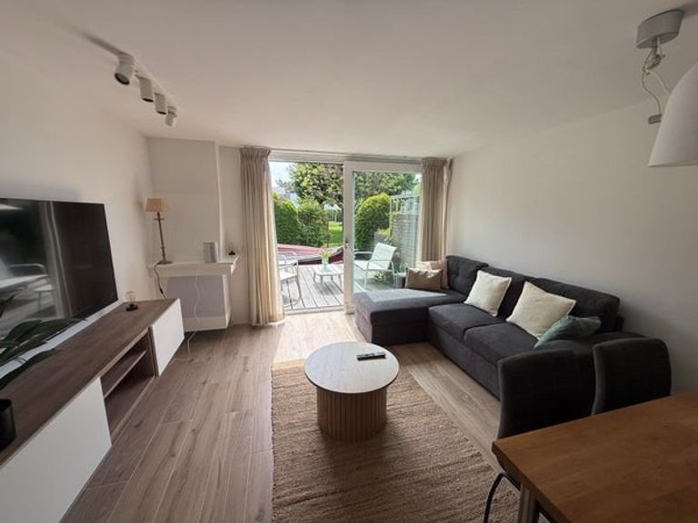 Huis met vlonderterras aan het water - Afbeelding 4