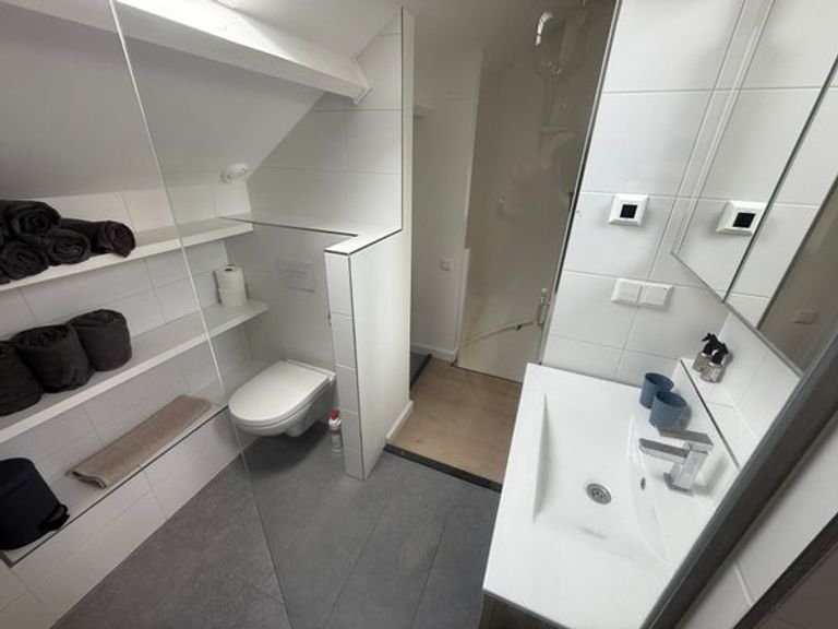Huis met vlonderterras aan het water - Afbeelding 16