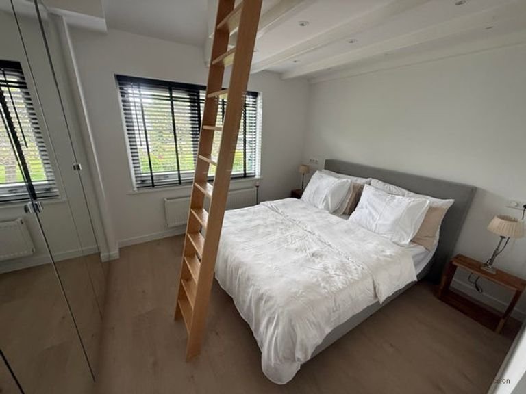 Huis met vlonderterras aan het water - Afbeelding 11