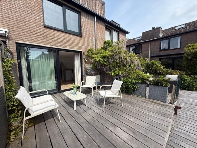 Huis met vlonderterras aan het water - Afbeelding 1