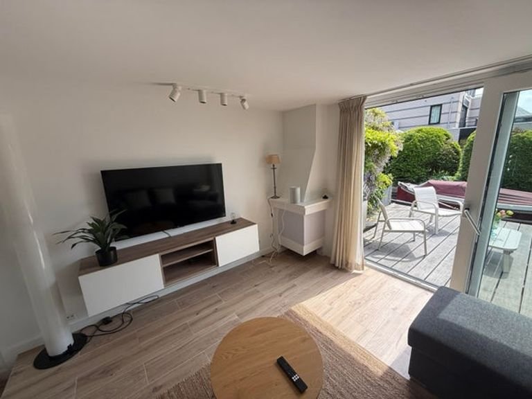 Huis met vlonderterras aan het water - Afbeelding 5
