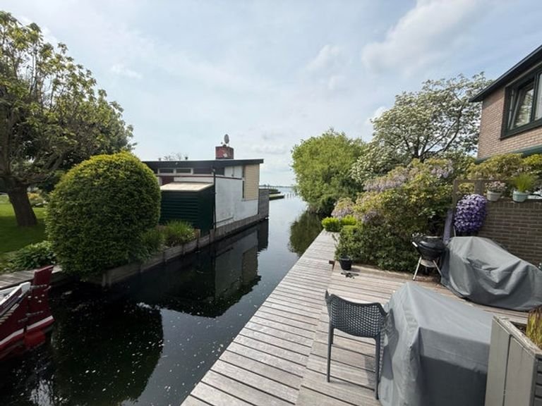Huis met vlonderterras aan het water - Afbeelding 2