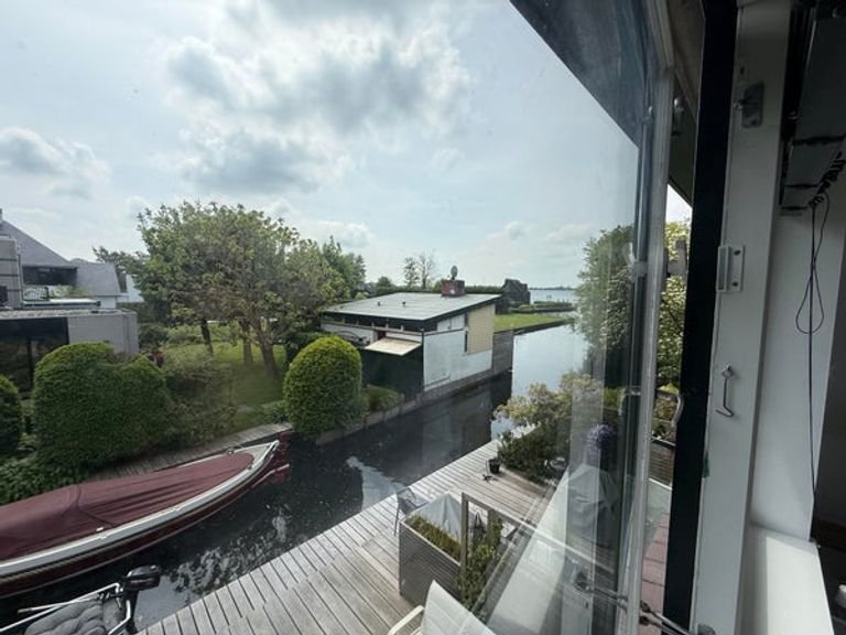 Huis met vlonderterras aan het water - Afbeelding 18