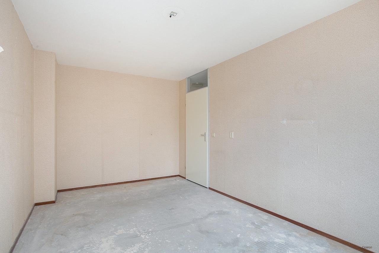 5-bedroom house with garden - Image 16