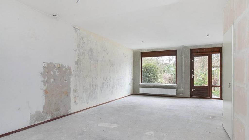 5-bedroom house with garden - Image 2