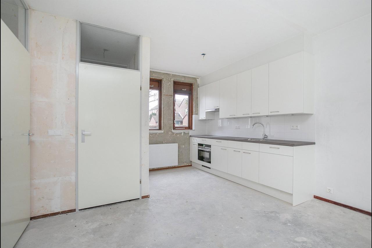 5-bedroom house with garden - Image 8