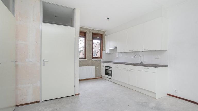 5-bedroom house with garden - Image 4
