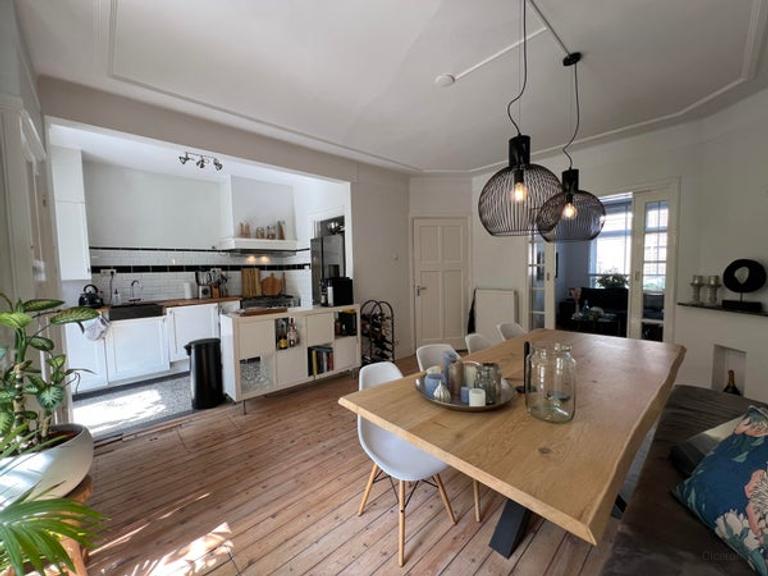 1930s Ground-Floor Apartment with City Garden - Image 9