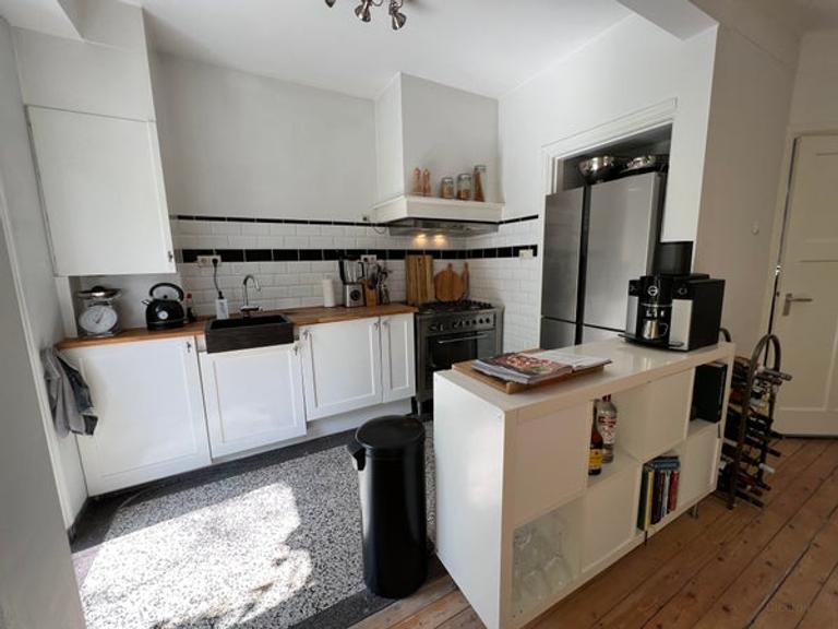 1930s Ground-Floor Apartment with City Garden - Image 7