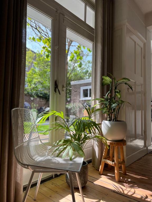 1930s Ground-Floor Apartment with City Garden - Image 5