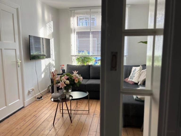 1930s Ground-Floor Apartment with City Garden - Image 4
