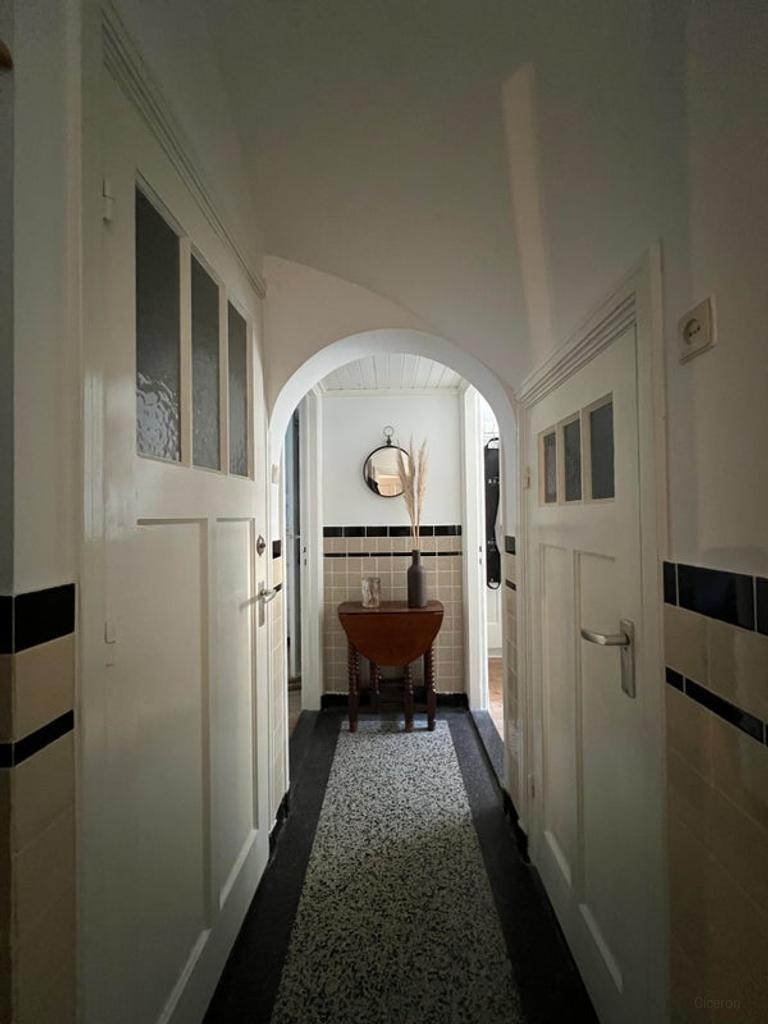 1930s Ground-Floor Apartment with City Garden - Image 2