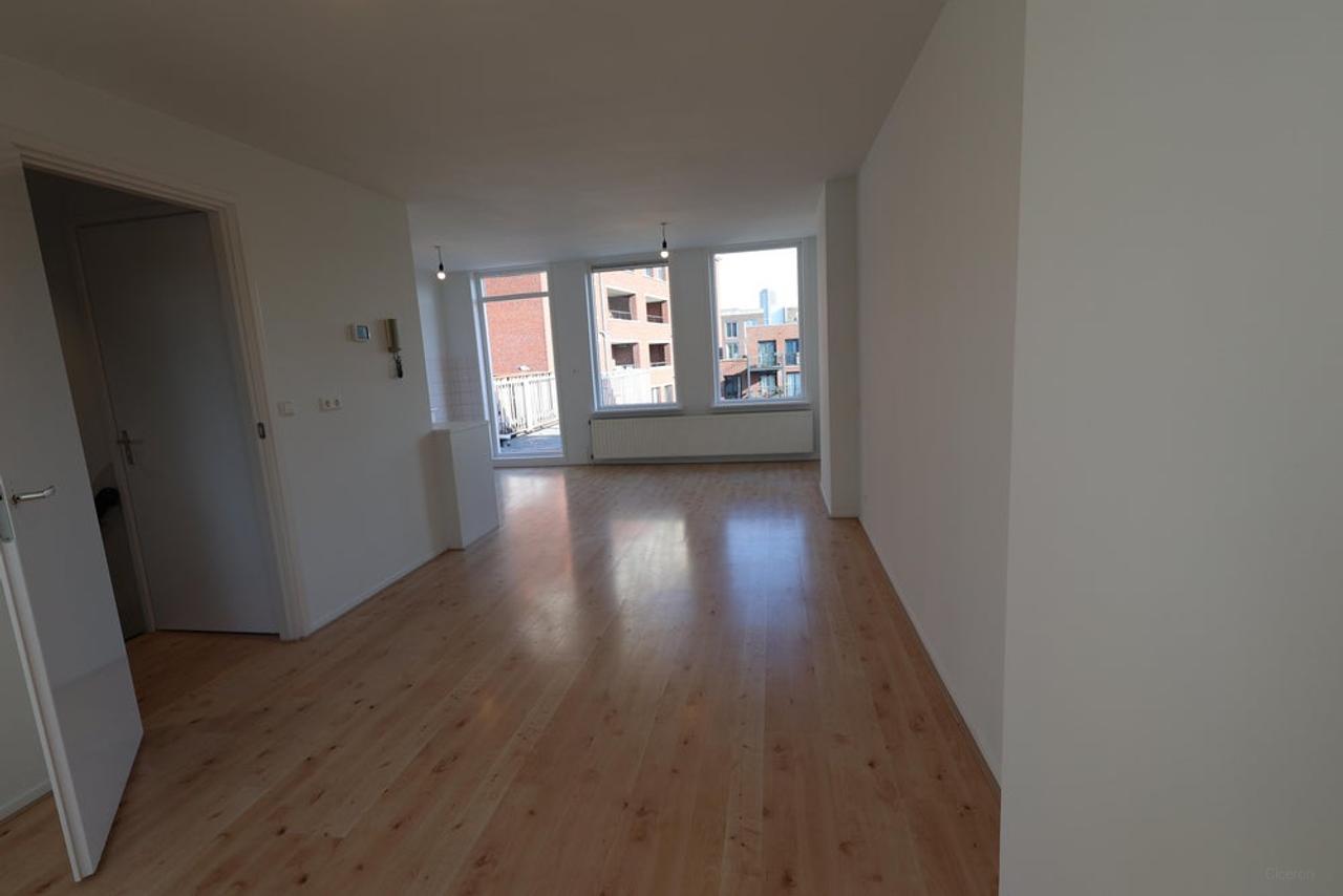 Lichte studio met terras bij Amstel - Afbeelding 10