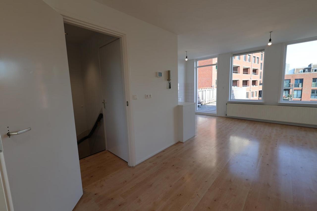 Lichte studio met terras bij Amstel - Afbeelding 11