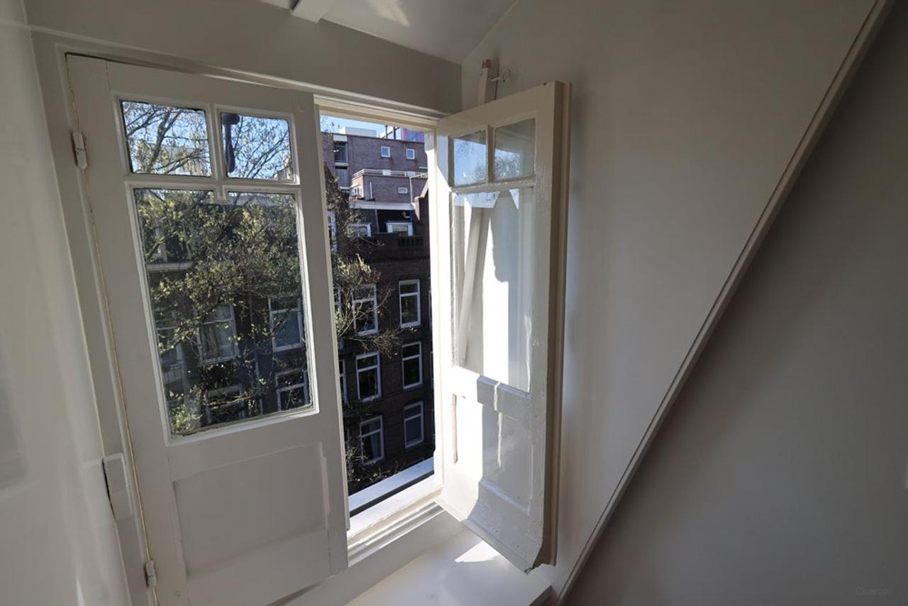 Lichte studio met terras bij Amstel - Afbeelding 9