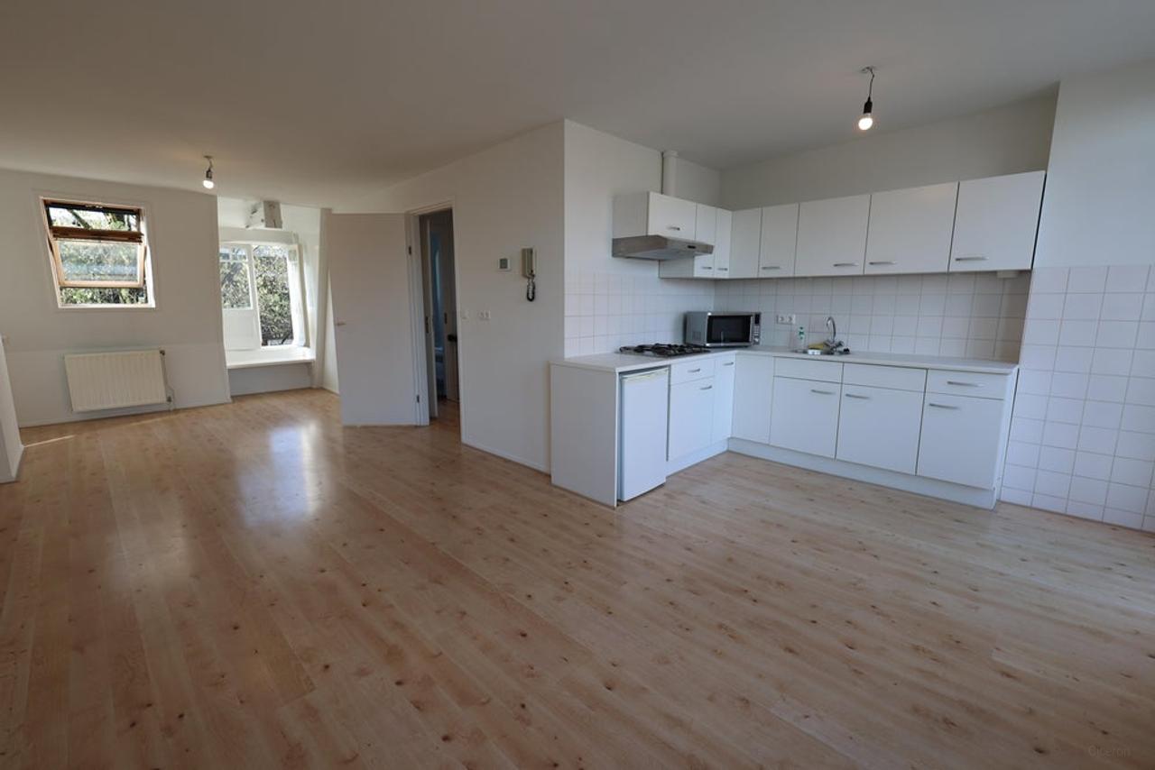 Lichte studio met terras bij Amstel - Afbeelding 12