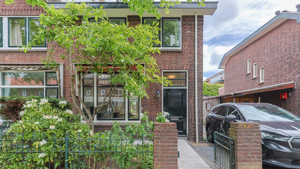 Hoekwoning met garage in Leiden - Afbeelding 1