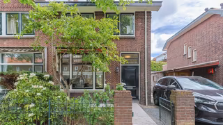 Hoekwoning met garage in Leiden