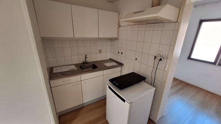 Self-contained studio with separate bedroom - Image 10