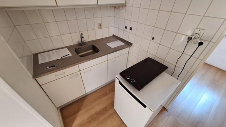 Self-contained studio with separate bedroom - Image 11