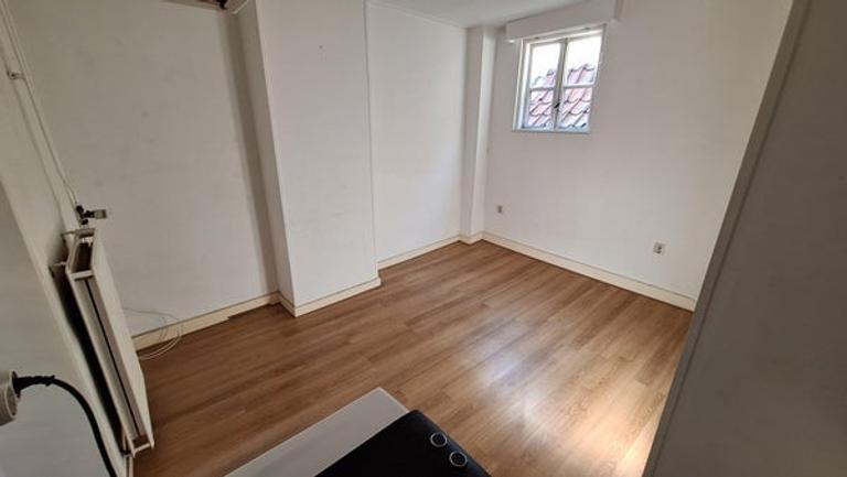 Self-contained studio with separate bedroom - Image 12
