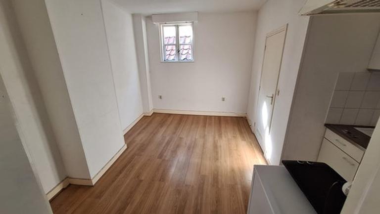 Self-contained studio with separate bedroom - Image 8